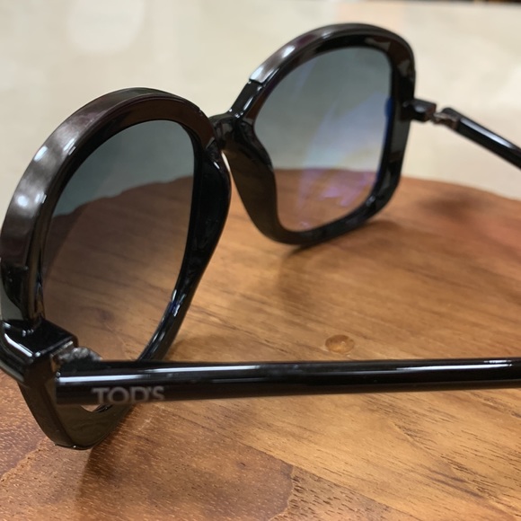 NWOT TODS SUNGLASSES JACKIE O STYLE BLACK AND GUNMETAL COLORS LIGHTWEIGHT - Picture 7 of 11